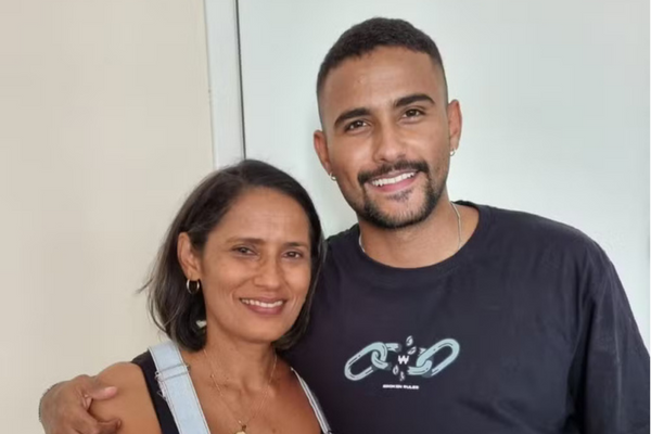 Lucas Pizane ao lado de sua mãe, Marileia Pizane