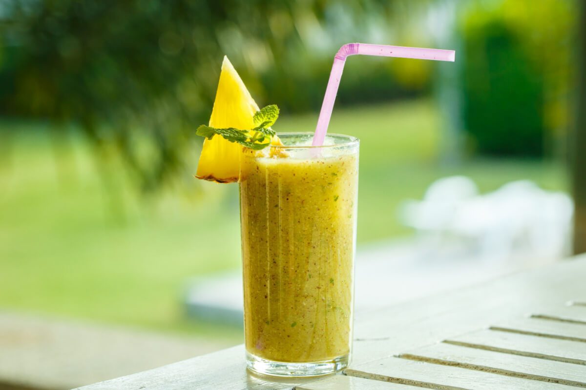 [Edicase]Suco de abacaxi com hortelã (Imagem: Boiarkina Marina | Shutterstock) por  