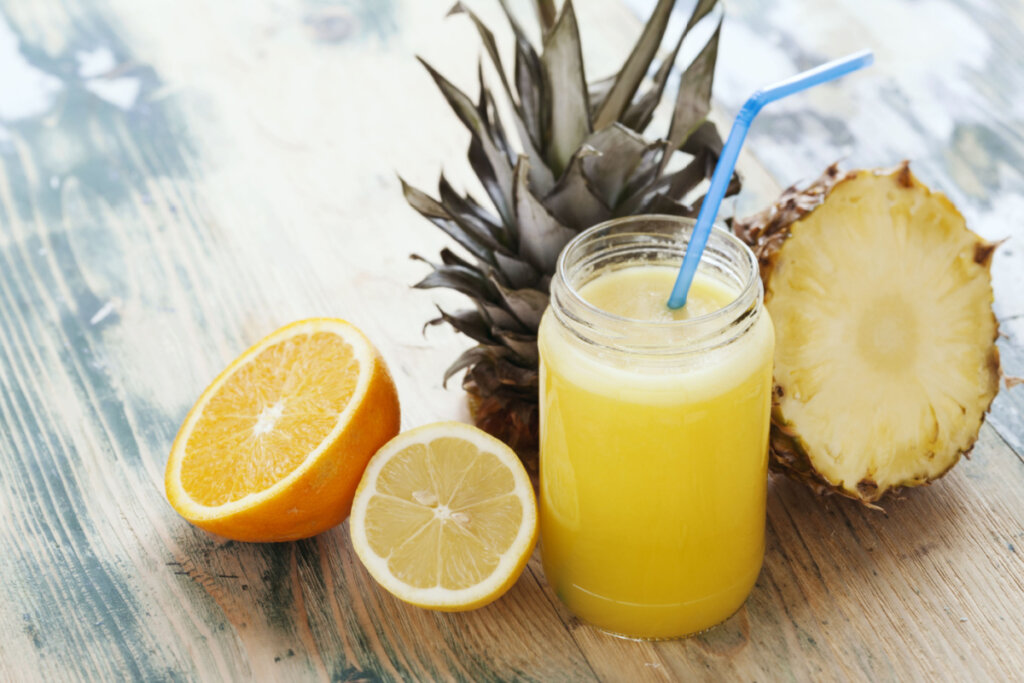 [Edicase]Suco de abacaxi, laranja e limão-siciliano (Imagem: Aleksandra Kovac | Shutterstock) por  