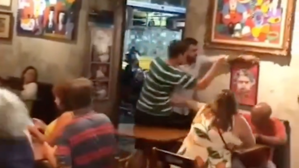 Homem quebra placas em bar