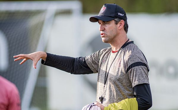 Léo Condé comanda treino do Vitória