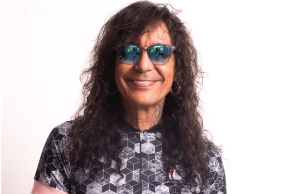Luiz Caldas celebra 54 anos de música em show na Concha Acústica 