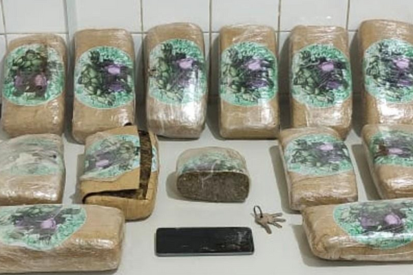 13 tabletes e meio de maconha foram apreendidos pela PM