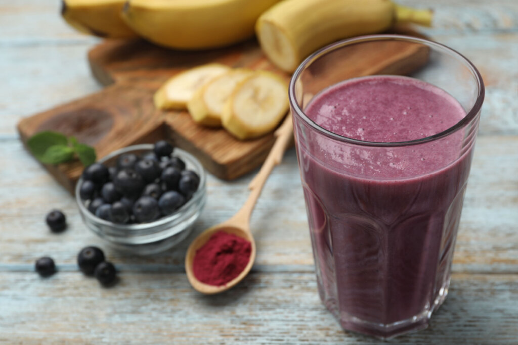 [Edicase]Vitamina energética de açaí com banana e whey (Imagem: New Africa | Shutterstock) por  