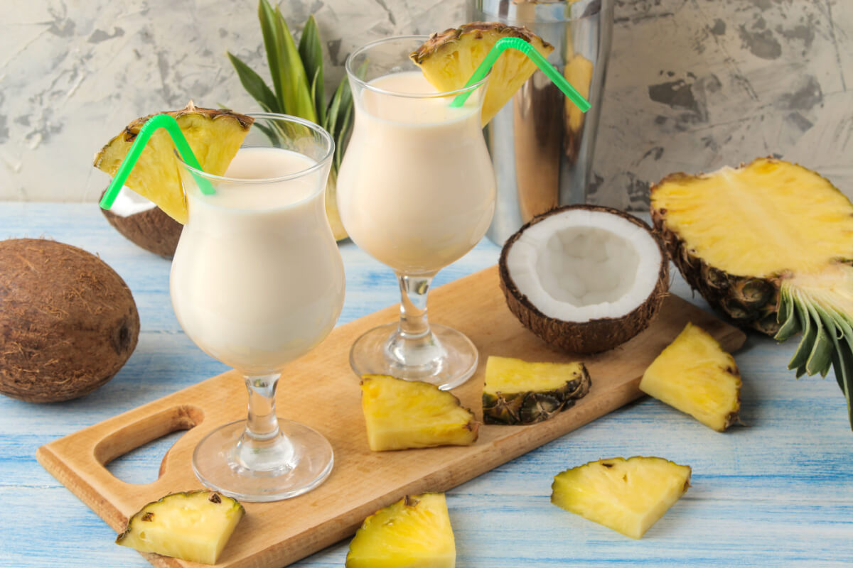 [Edicase]Vitamina tropical de coco com abacaxi (Imagem: MK studio | Shutterstock) por  