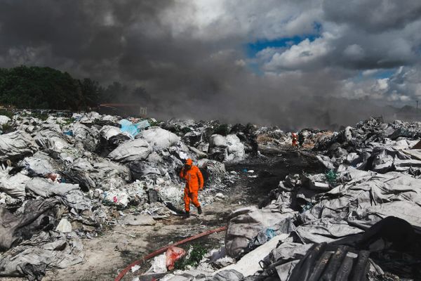 Bombeiros controlam incêndio em galpão de materiais recicláveis