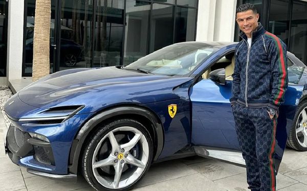 Cristiano Ronaldo posa com a sua nova Ferrari, avaliada em R$ 2,8 milhões
