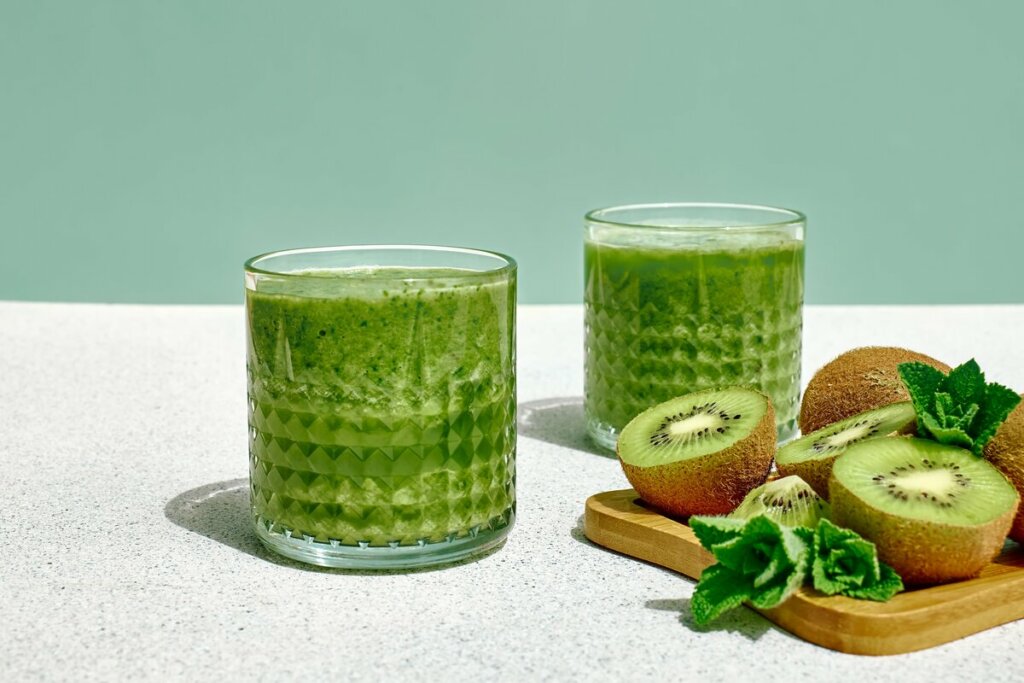[Edicase]Suco de kiwi com couve, laranja e gengibre (Imagem: Caterina Trimarchi | Shutterstock) por  