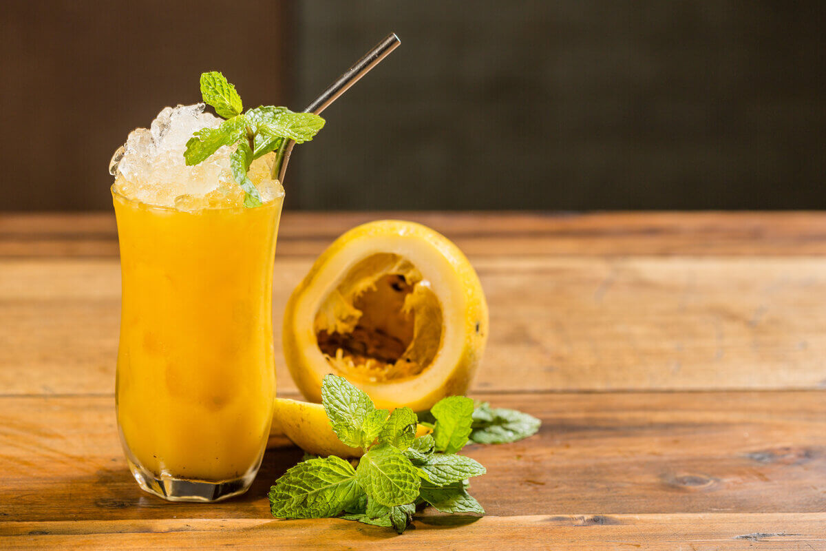 [Edicase]Suco de maracujá com limão e gengibre (Imagem: Zekabala | Shutterstock) por  