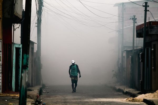 Moradores da região precisaram sair de casa devido à fumaça