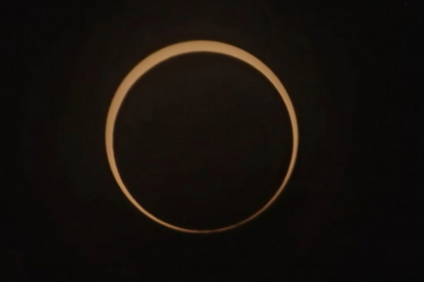 Os eclipses ocorrem quando o Sol, a Lua e a Terra estão parcial ou totalmente alinhados sob a perspectiva da Terra