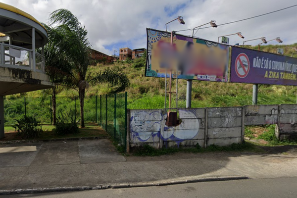 Um corpo foi encontrado em um matagal próximo à passarela da estação Pernambués