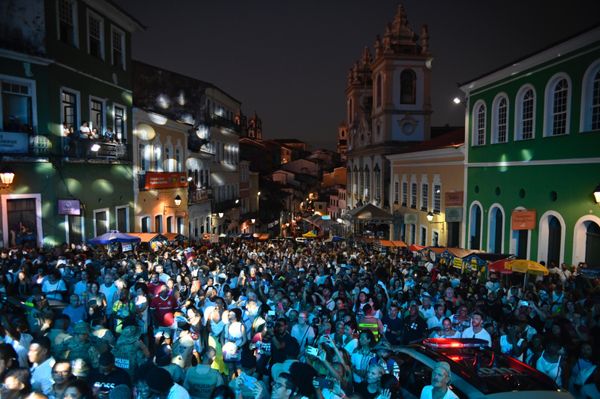 A multidão se uniu ao som dos tambores no Largo do Pelourinho por Paula Fróes/CORREIO
