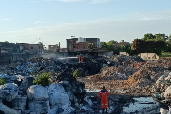 Bombeiros do 10° BBM conseguiram debelar o incêndio numa área que funcionava como depósito de materiais recicláveis em Camaçari