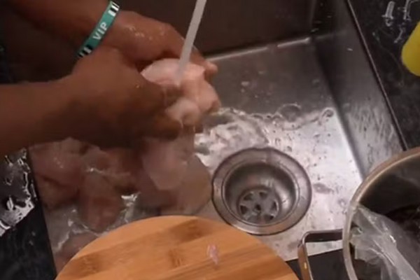 Davi lava frango no BBB