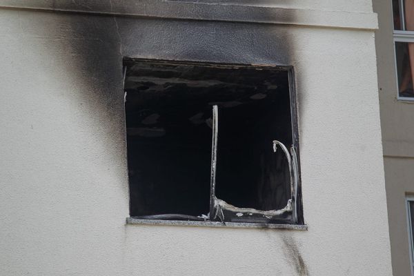 Incêndio atingiu apartamento durante a madrugada em Lauro de Freitas