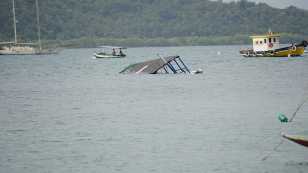 Barco virou na noite de domingo