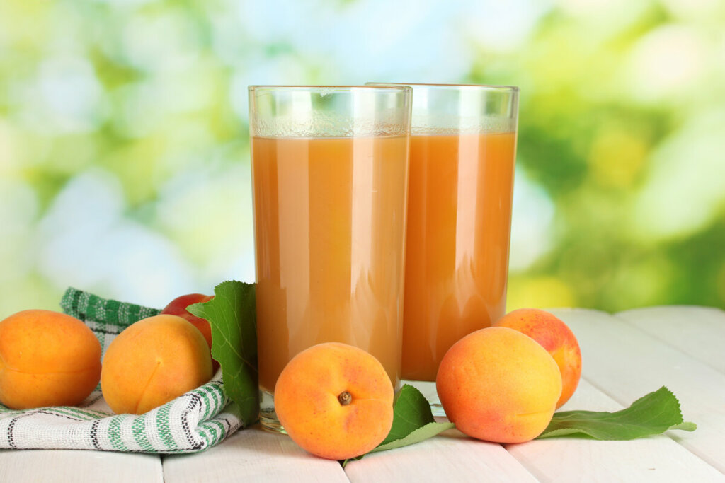 [Edicase]Suco de damasco com quinoa (Imagem: Africa Studio | Shutterstock) por  