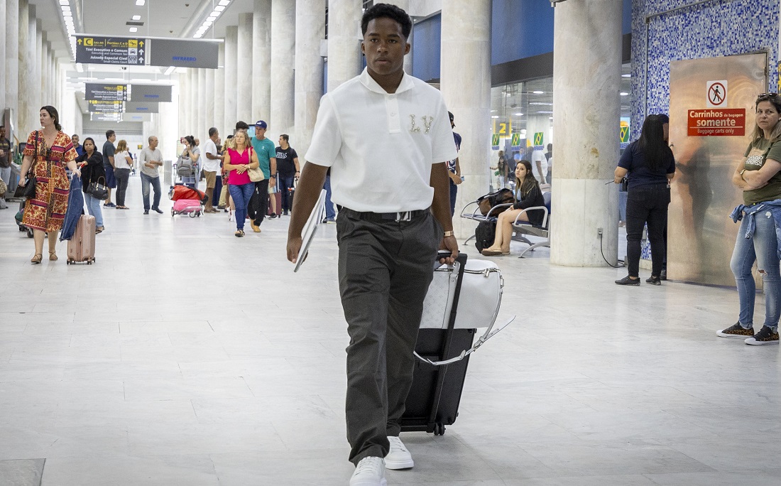 Endrick no desembarque da seleção brasileira pré-olímpica no Aeroporto Santos Dumont, no Rio por Joilson Marconne/CBF