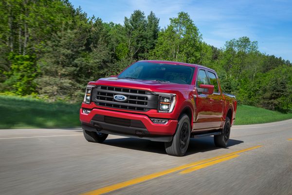 A F-150 tem 5,88 metros de comprimento e utiliza motor V8 de 5 litros