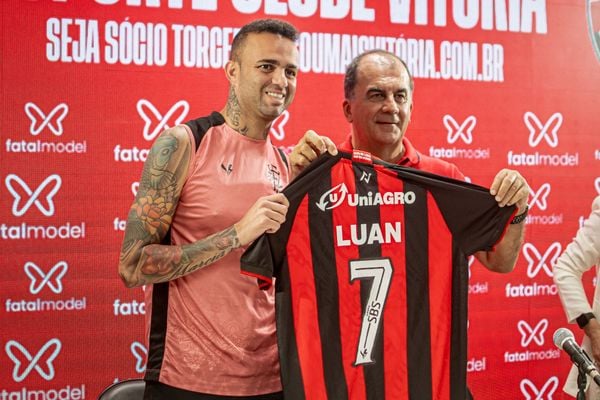 Luan recebe a camisa 7 do Vitória das mãos do presidente do clube, Fábio Mota