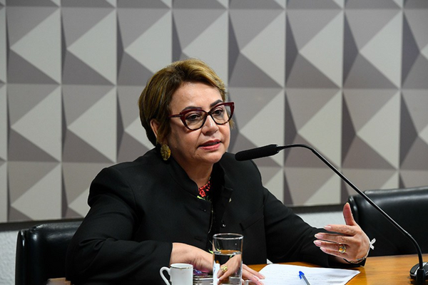 O texto de Jussara Lima especifica que é de grande circulação o banheiro disponível para mais de 20 pessoas