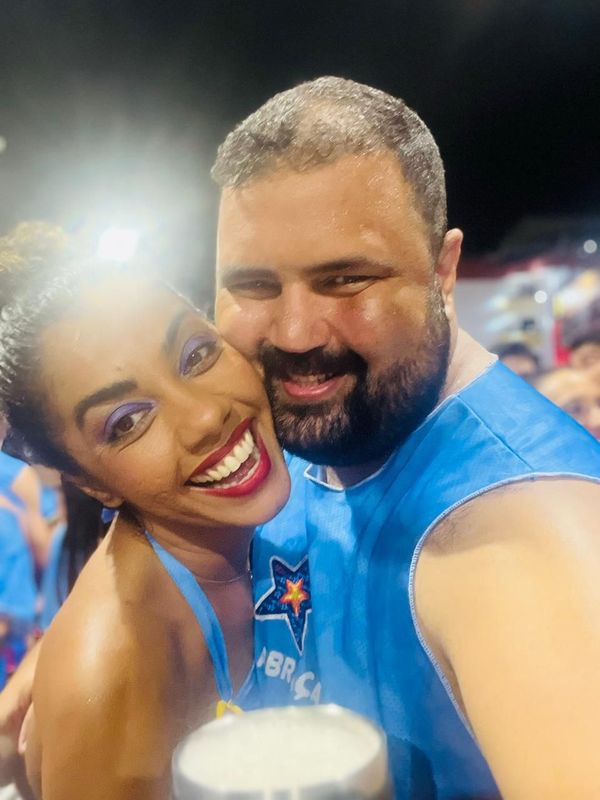 Rodolfo Araújo e a companheira curtindo o Carnaval no bloco Me Abraça