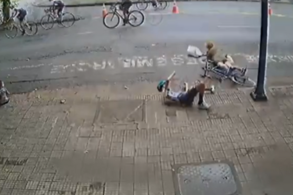 Uma idosa de 67 anos foi atropelada por um ciclista ao atravessar a rua durante uma prova ciclística