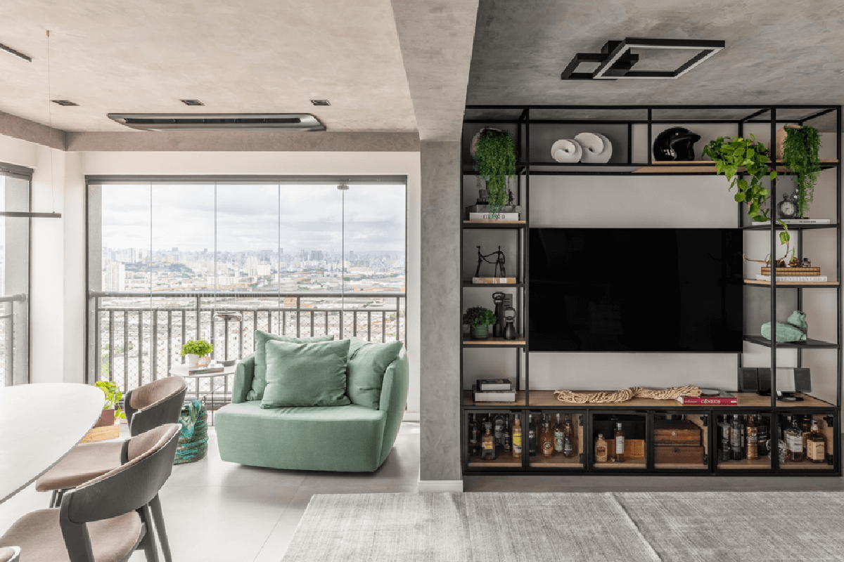 O porcelanato considerado um material-chave na decoração de diversos ambientes tem sido preterido por outros materiais, como o cimento queimado (Projeto: BMA Studio | Foto: Guilherme Pucci) por  