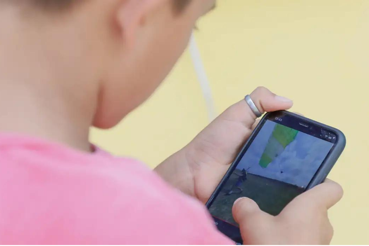 Jornal Correio MP recomenda proibição de celulares em salas de aula em escolas de cidade baiana