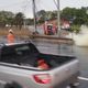 Imagem - Trânsito trava após caminhão bater em poste na Av. Paralela; região fica sem energia