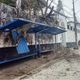 Imagem - Galho de árvore derruba cobertura de ponto de ônibus durante forte chuva em Salvador