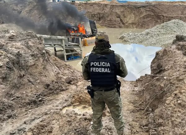 Aeronave foi incendiada pela polícia