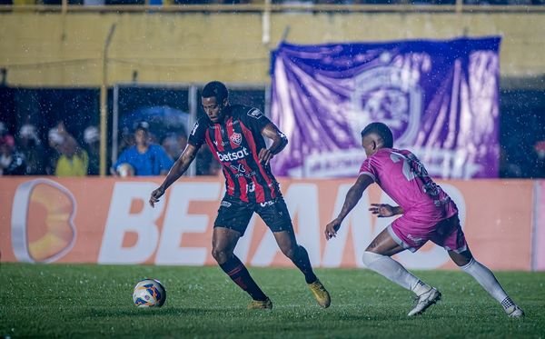 Iury Castilho, do Vitória, disputa a bola com Hugo Moura, do Barcelona