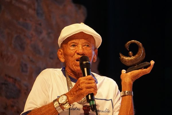 Mestre Brandão (94) recebendo o prêmio Sancofa