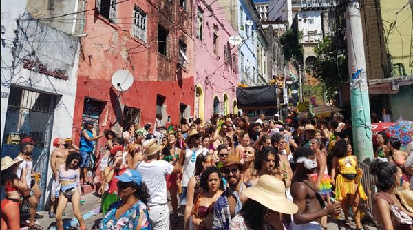 Na Ladeira da Preguiça, o Banho de Mar à Fantasia aumentou de tamanho e ganhou estrutura para os foliões