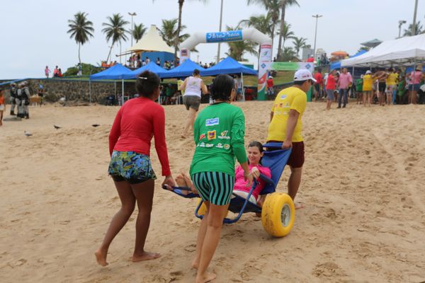 O ParaPraia acontece há oito anos levando deficientes físicos e pessoas com pouca mobilidade à praia no Verão de Salvador