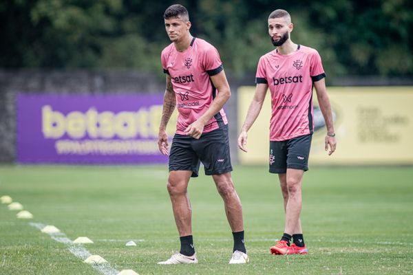 Os zagueiros Camutanga e Wagner Leonardo vão proteger o gol do Vitória contra o Barcelona de Ilhéus
