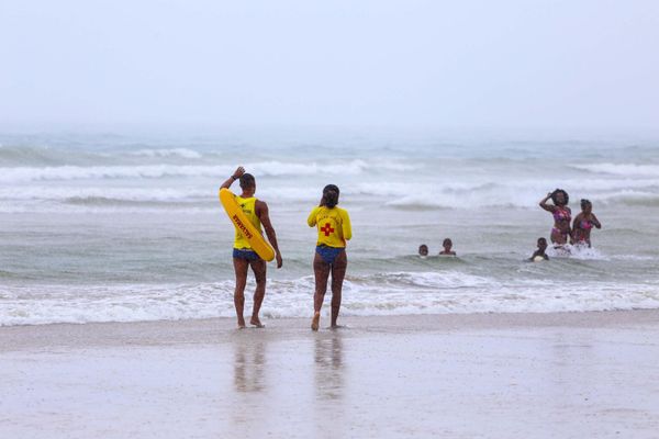 Salvamar alerta para o risco de descargas elétricas na praia durante chuvas intensas em Salvador 