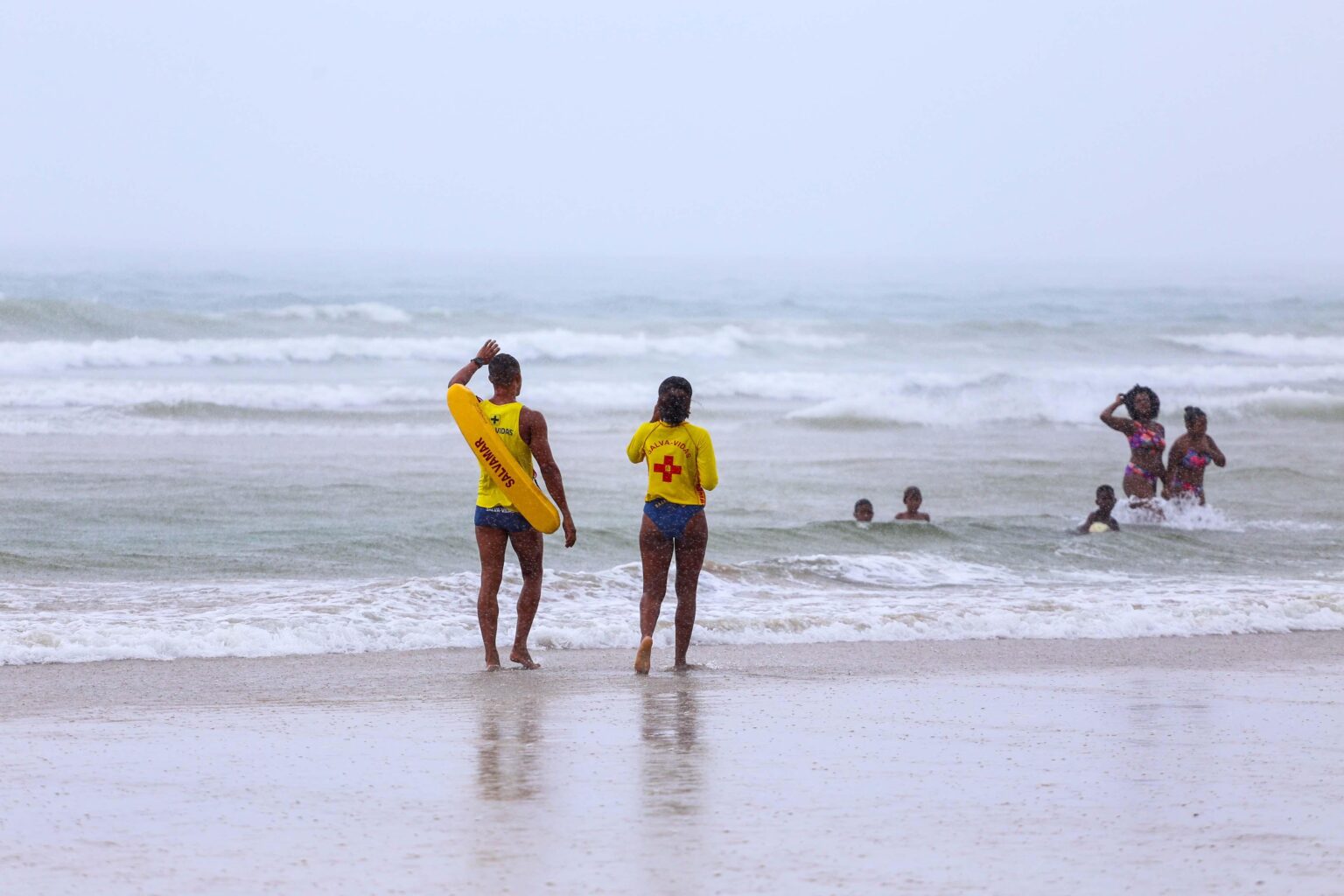 Salvamar alerta para o risco de descargas elétricas na praia durante chuvas intensas em Salvador  por Bruno Concha/Secom PMS 