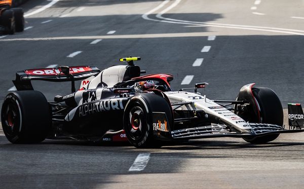 Yuki Tsunoda pilota sua Alpha Tauri no Circuito de Baku, no GP do Azerbaijão