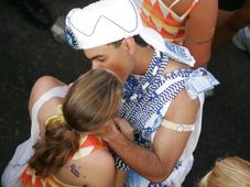 Imagem - Do beijo à água contaminada: os riscos à saúde nas aglomerações das festas de fevereiro