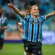 Imagem - Após criança pedir camisa, jogador do Grêmio revela usar tamanho infantil: "P é muito grande"