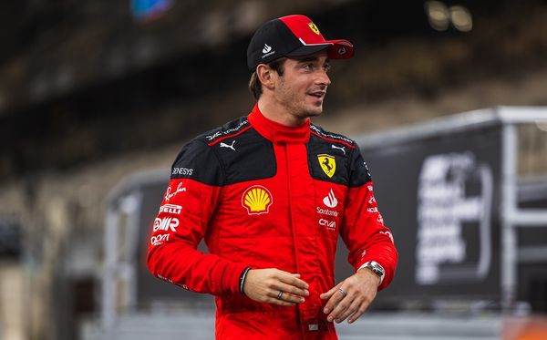 Charles Leclerc renovou com a Ferrari na Fórmula 1