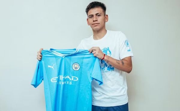 Echeverri posa com a camisa do Manchester City