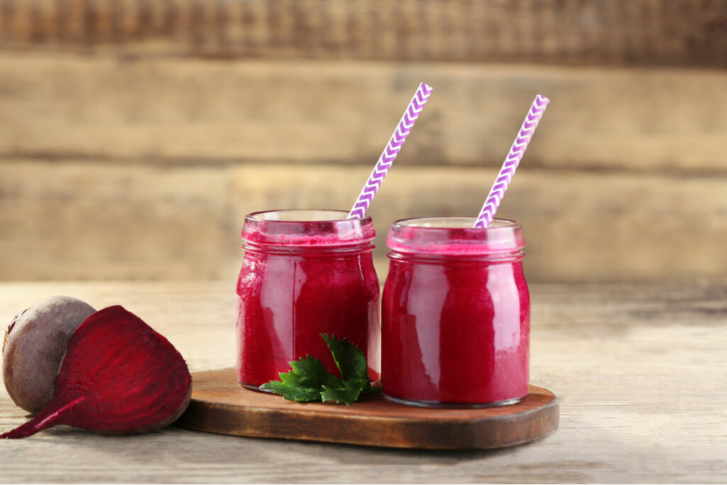 [Edicase]Suco de beterraba com limão (Imagem: Africa Studio | Shutterstock) por  