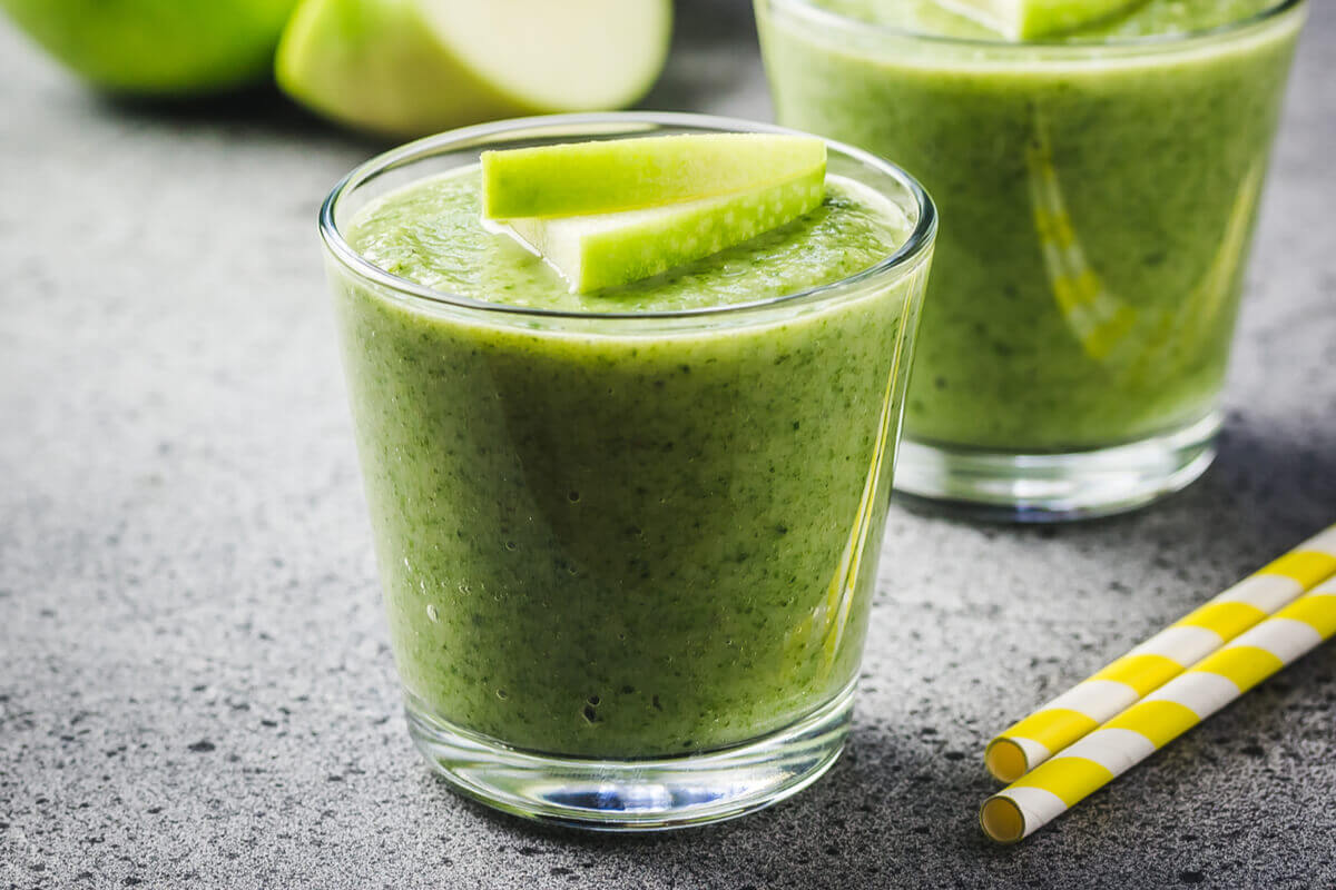 [Edicase]Suco de couve com maçã (Imagem: Irina Rostokina | Shutterstock) por  