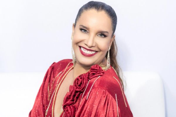 Sarajane celebra 40 anos cantando nos carnavais de Salvador 
