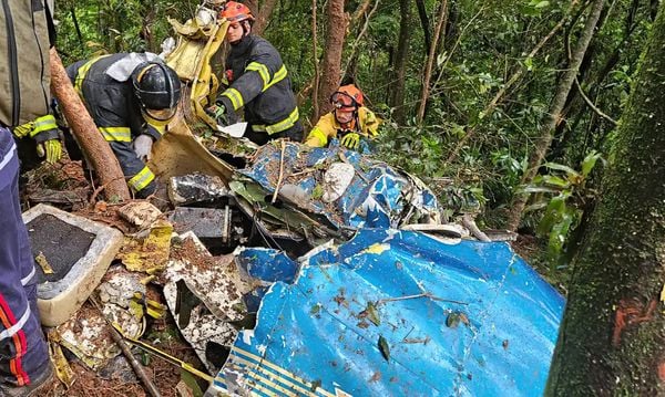 Um avião com duas pessoas a bordo caiu