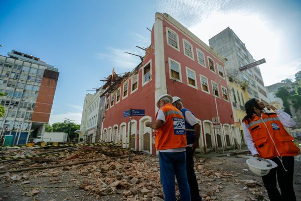 Codesal realiza demolição de casarão que abrigou restaurante Colon